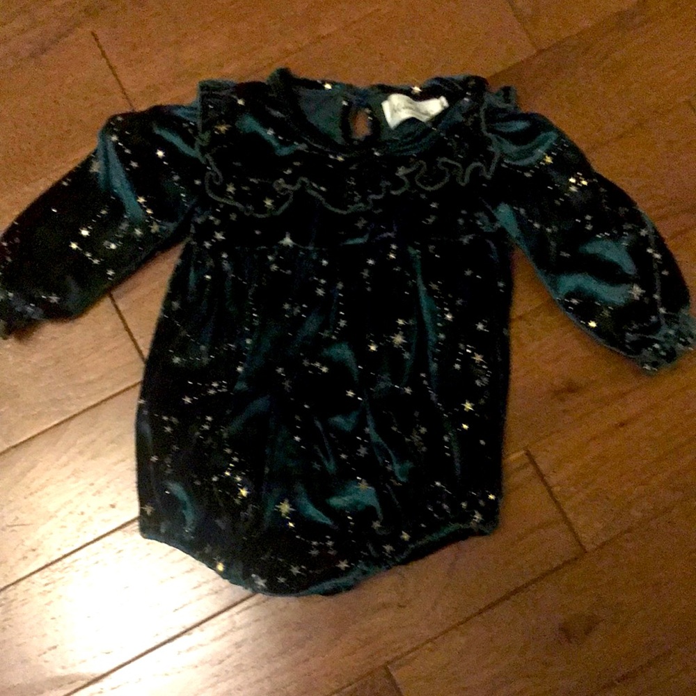 Marie Nicole Christmas green velvet bubble onesie 9-12 months